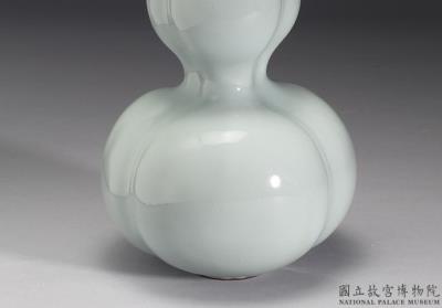 图片[2]-Gourd-shaped vase with three-neck body in pale green glaze, Qing dynasty, Qianlong reign (1736-1795)-China Archive